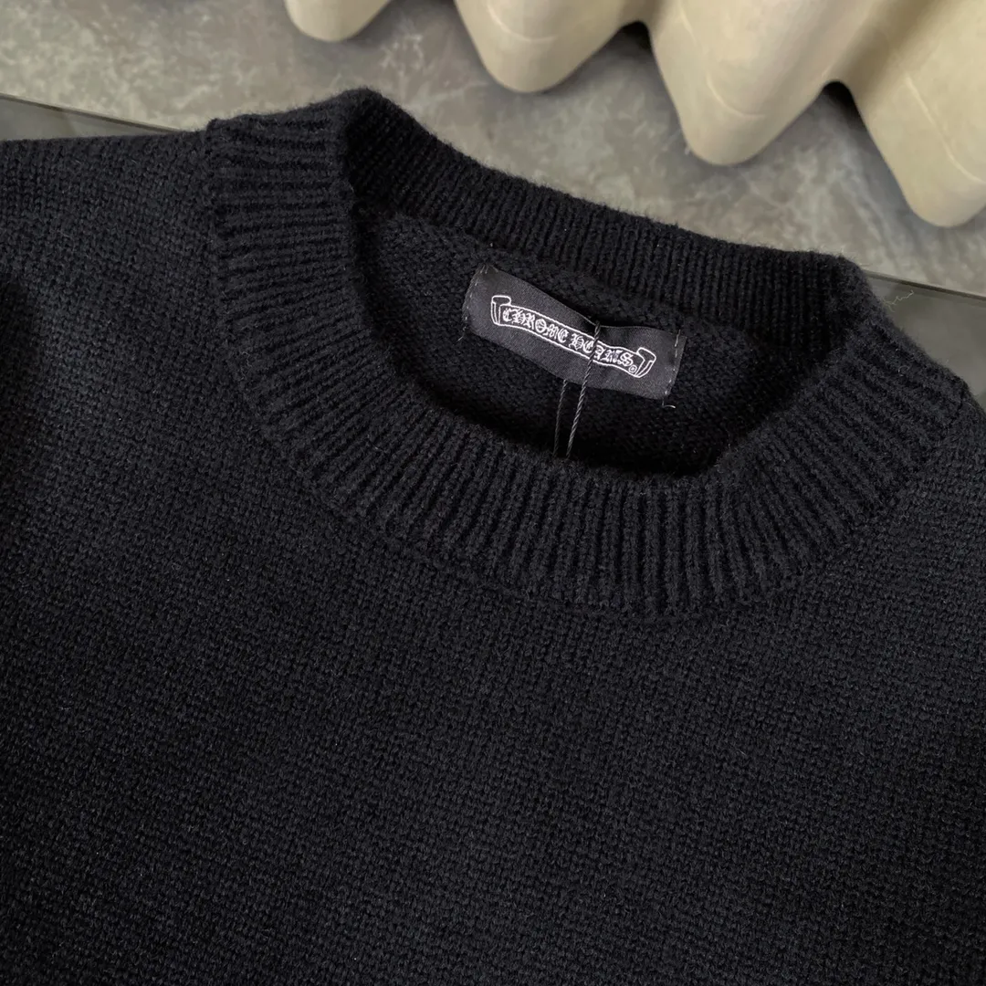 P240 Chrome Hearts CH Chrome Hearts Embroidered Disk Sanskrit Cross Hole Knitted Sweater Pullover. It’s a very popular style. It’s the same style for men and women. It’s matched with black and white. It looks great in real life. It looks good on the upper body. It looks good in daily wear. It’s even better when taking photos. It’s hard not to buy it. Buy it for me!!! Believe me, no one can refuse such a machine-length Chrome Hearts jacket. The version has been expanded based on the old version. The upper body is loose and stylish, and the hem is expanded to a casual design. Fat people look extremely slim, thin people have limited height and high-end. Ten thousand yuan ZP printing, 1:1 perfect restoration, looks good when worn alone or stacked, can be easily controlled by both men and women. If you care more about quality, you must also respect the price. It is completely different from the thin see-through bottoms and junk products on the market that pill when worn. If the style makes you shine at a glance, then quality is what you should pay more attention to. Compared with price, we focus on quality. Customers who have received my products all know it. ️️️ Sweaters on the market are generally made of bract core yarn. We use modal. The advantages over core-spun yarn are very intuitive: high cost, high price, high density, relatively expensive for developers, and let us make a lot less money. In addition, it is delicate, has no scum on the upper body, resists pilling, and is high-end. We are conscientious sellers and do not use core-spun yarn. Apart from being cheap, core-spun yarn is really useless. It shrinks, pills, hooks, and makes people pierced. He is proficient in everything. It is 2024. Who doesn’t want to look decent when they go out? Quality determines the upper body effect. No matter how bad the quality, the best style is still the temperament of the urban-rural fringe. We only do long-term business. Quality determines character. Take it back and wear it with confidence and wash it. The quality of the pattern will definitely make your eyes shine. We only make the right version of high quality. We make high-end hard goods. Reject junk goods and reject fast food. Conscientious quality and conscientious price. You deserve it!  Color: Black Beige Gray Size: S M L